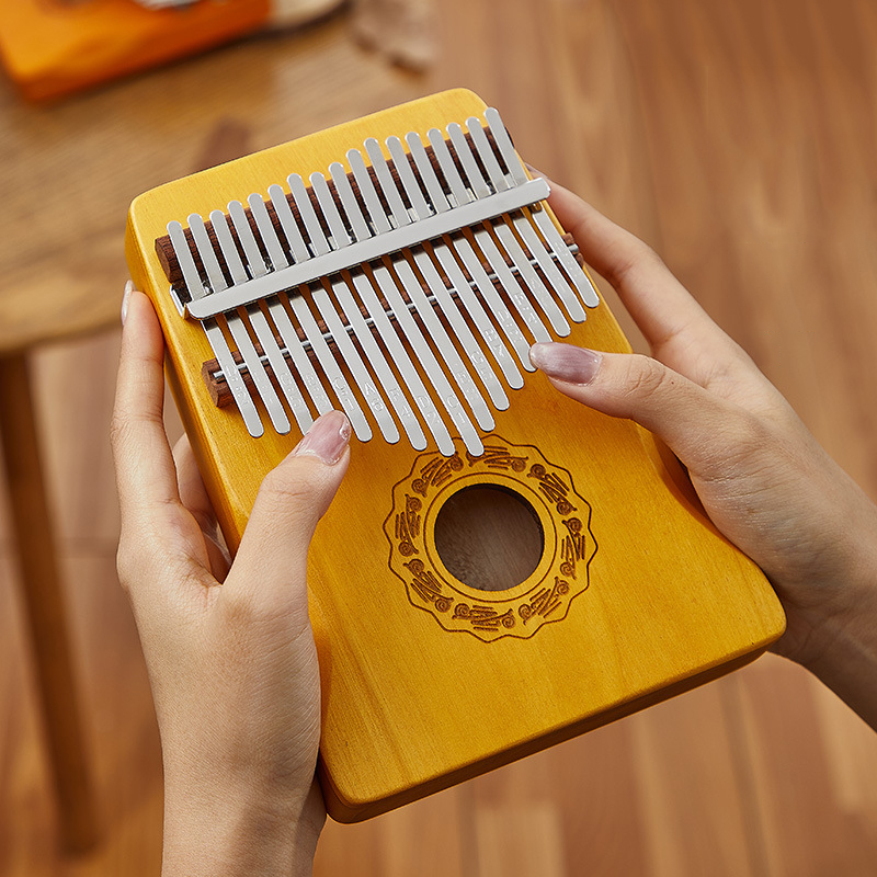 A Musical Instrument With Keys - Hluru 17 Tuşlu Kalimba Parmak Piyano
